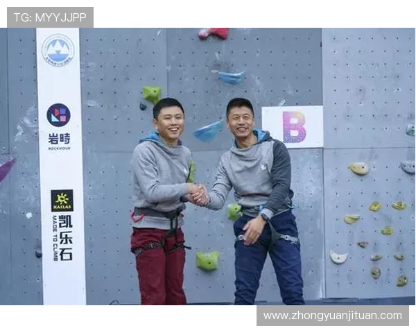 成都攀岩队与杭州攀岩队赛后复盘探讨团队协作的成功与挑战